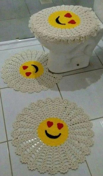 tapete de crochê de emoji para banheiro