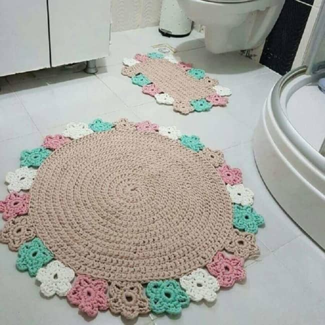 banheiro com tapete redondo de crochê