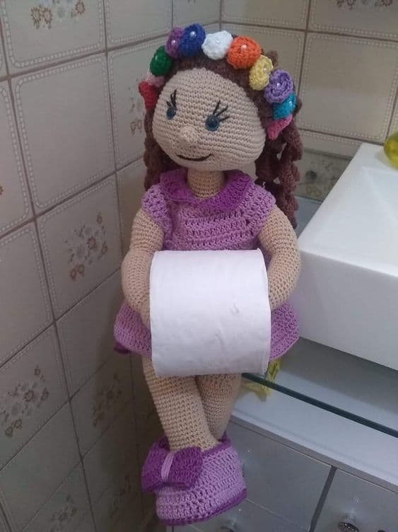 Boneca porta papel higiênico de crochê com roupa lilás16