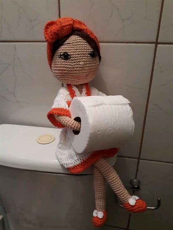 Boneca porta papel higiênico de crochê com roupa vermelha e branca19