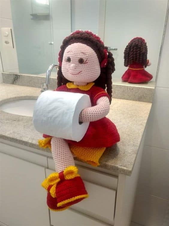 Boneca porta papel higiênico de crochê com vestido vermelho17