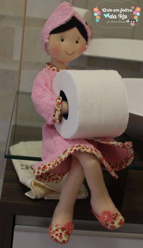 Boneca porta papel higiênico de feltro com roupa rosa11
