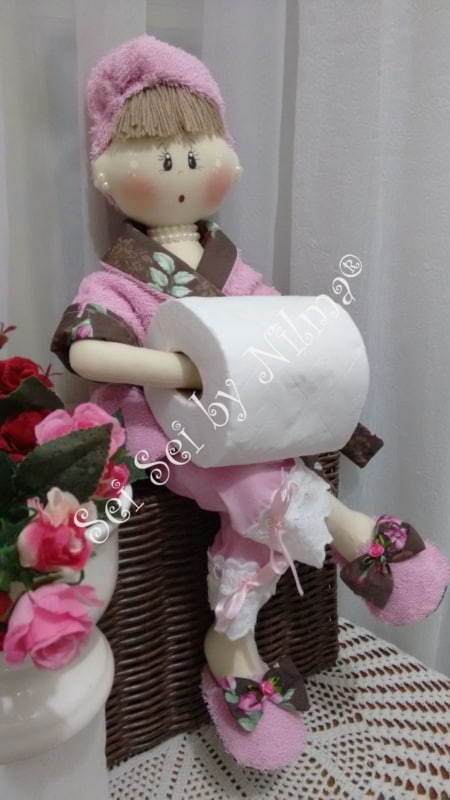 Boneca porta papel higiênico de feltro com roupa rosa14