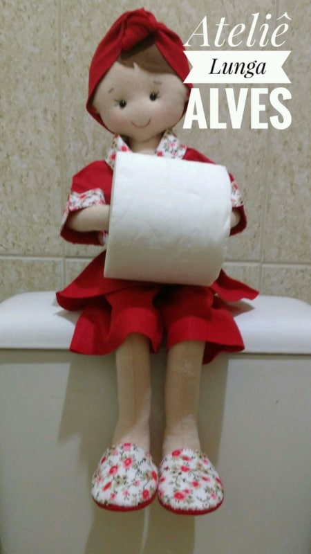 Boneca porta papel higiênico de feltro com roupa vermelha10