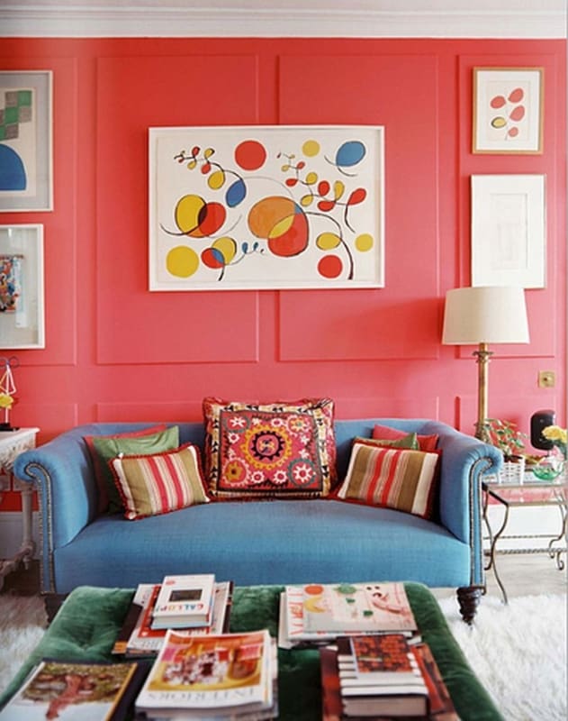 Cor coral em sala com decoração colorida