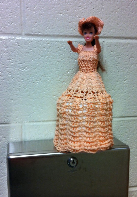 Porta papel higiênico com Barbie em vestido laranja30