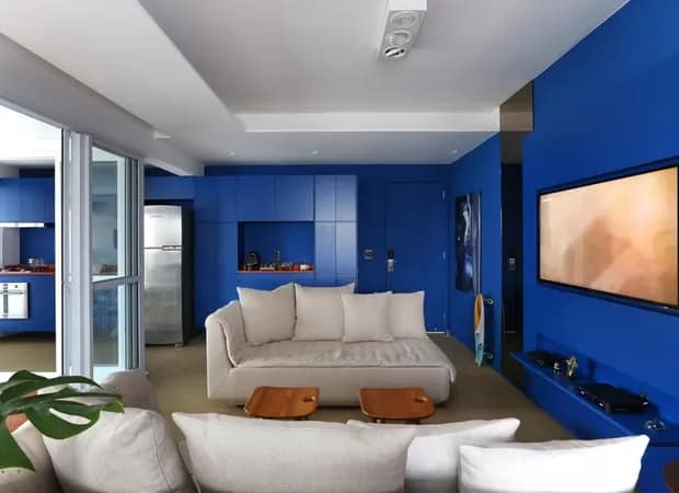 sala integrada com decoração em azul royal
