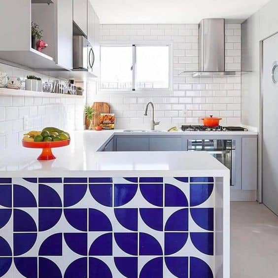 cozinha com revestimento geométrico em azul e branco