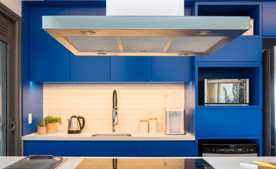 cozinha moderna com armários planejados em azul royal