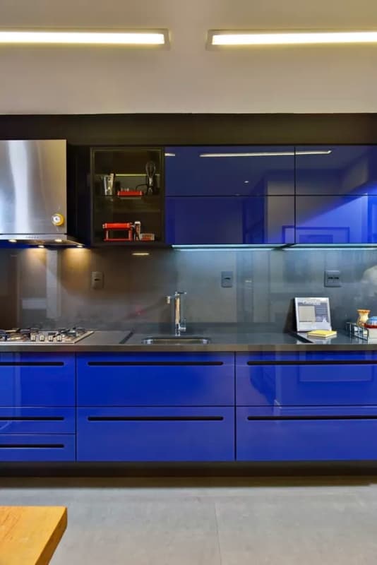 cozinha de luxo com armários em azul royal