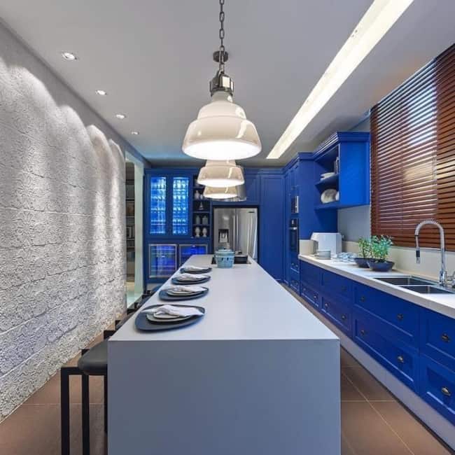cozinha com ilha e armários em azul royal