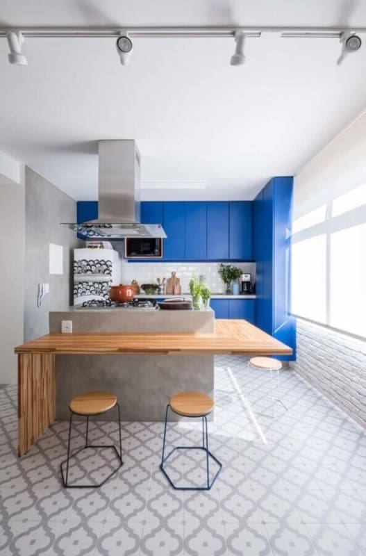 cozinha com piso cinza e armários em azul