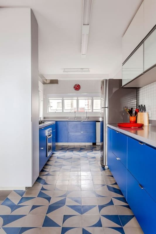 cozinha com armários e piso azul