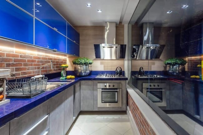 cozinha moderna com armários planejados em azul bic