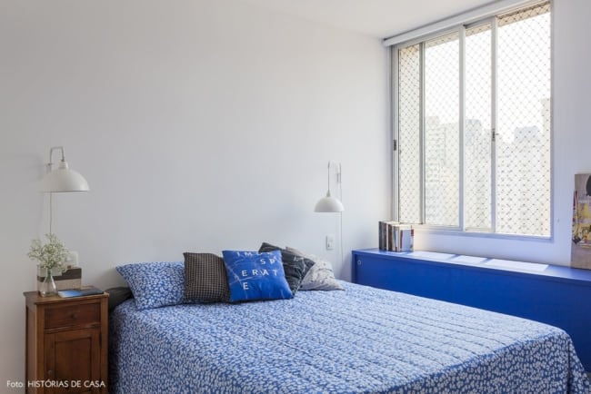 quarto de casal com decoração em azul royal