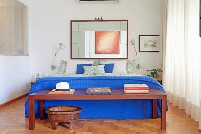 decoração de quarto simples com roupa de cama azul royal