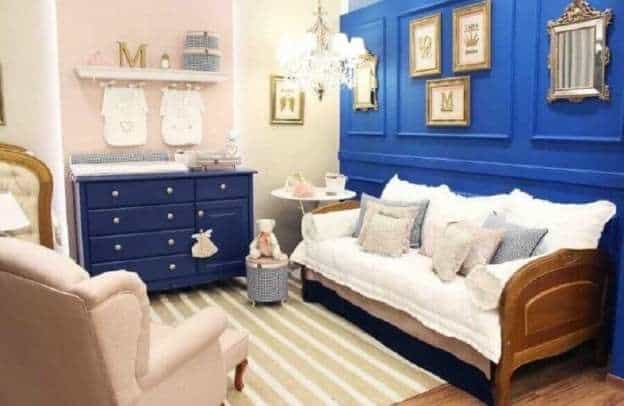 quarto de bebê com parede azul royal