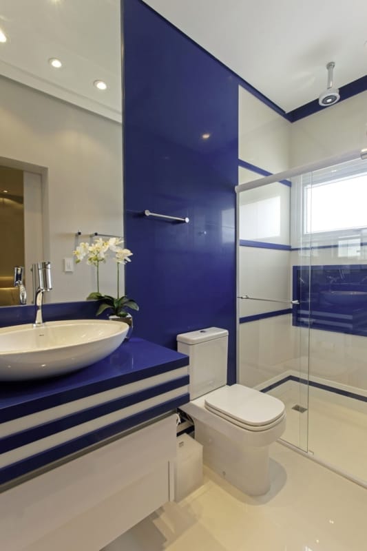 decoração de banheiro moderno em branco e azul royal