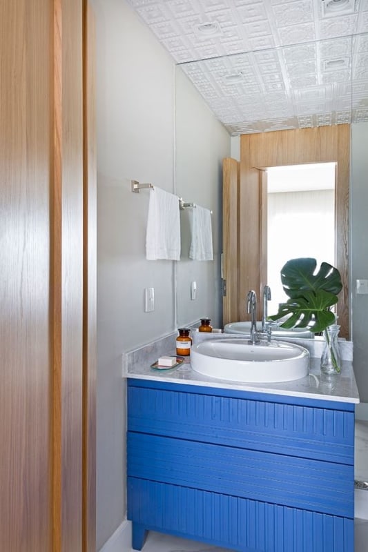 banheiro moderno com móvel colorido em azul royal