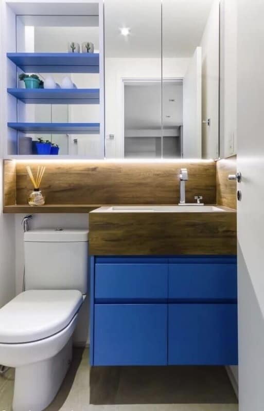  lavabo pequeno com móveis planejados em azul royal