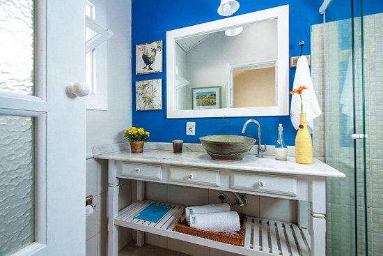 banheiro com parede azul royal e móvel de madeira