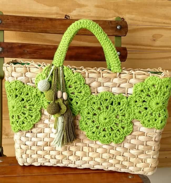 Bolsa de palha com customização de crochê verde
