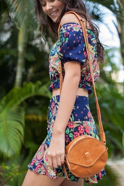 Look de verão com bolsa artesanal de couro