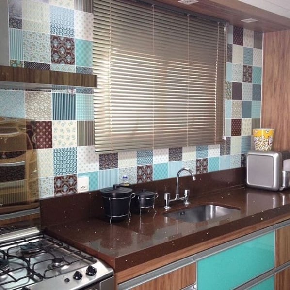 cozinha com persiana horizontal de alumínio