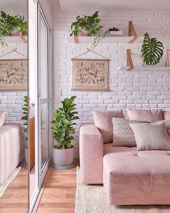 sala com parede de tijolinhos brancos e sofá rosa