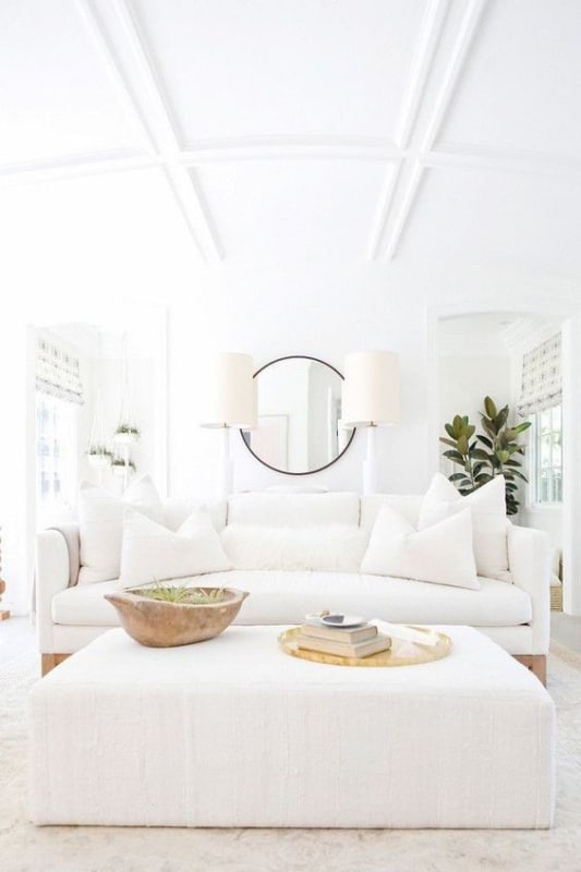 decoração clean de sala com sofá branco