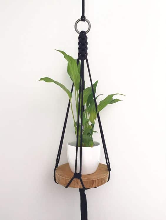 suporte para vaso de planta com bolacha de madeira e macramê