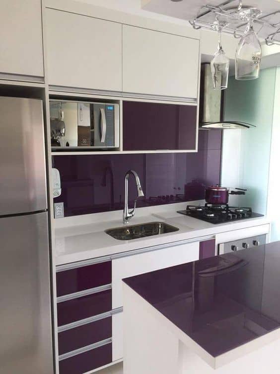 cozinha moderna com armários planejados em branco e roxo