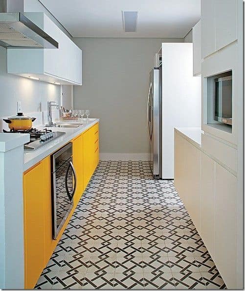 cozinha planejada com armários em branco e amarelo