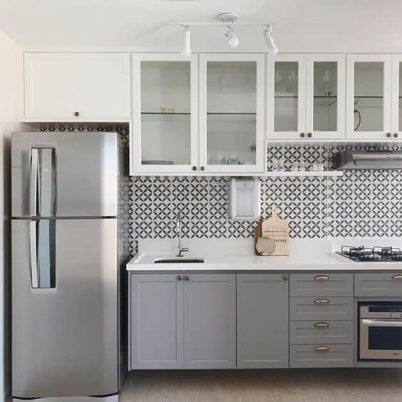 cozinha com armário em branco e cinza