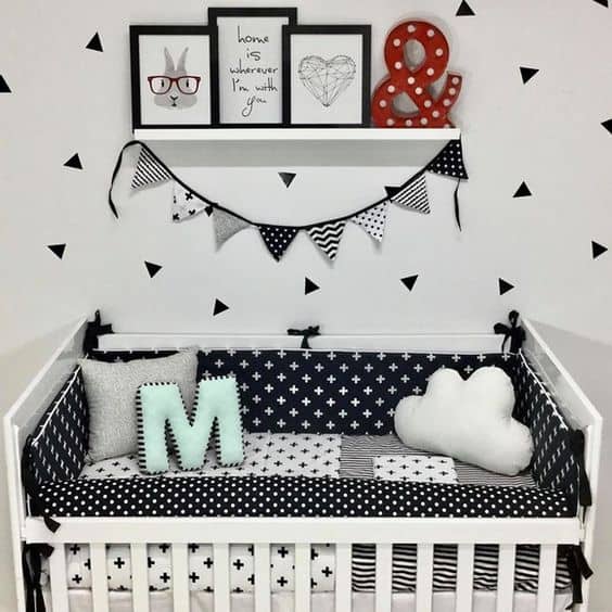 quarto de bebê com decoração em branco e preto