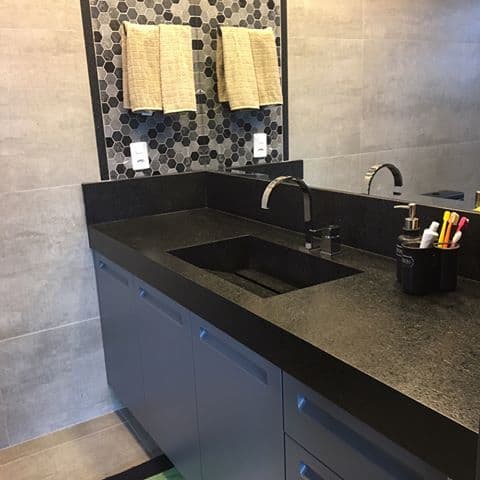 banheiro com granito preto São Gabriel escovado