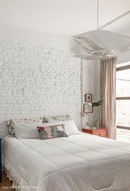 decoração simples para quarto branco com parede de tijolinhos