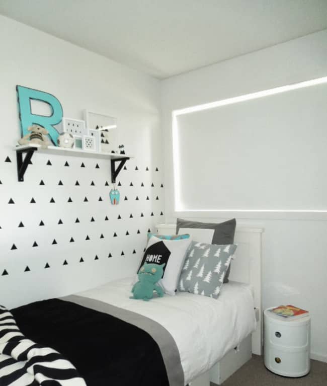 quarto de solteiro branco com decoração simples