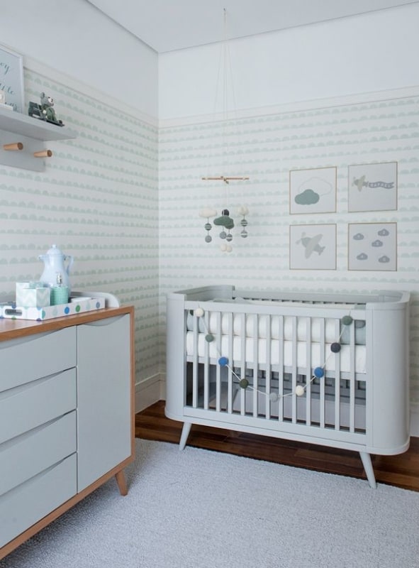 quarto de bebê branco com papel de parede