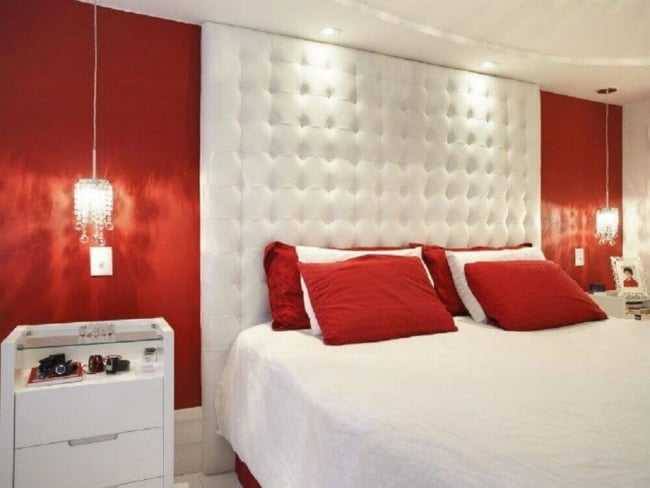 quarto decorado em branco e vermelho