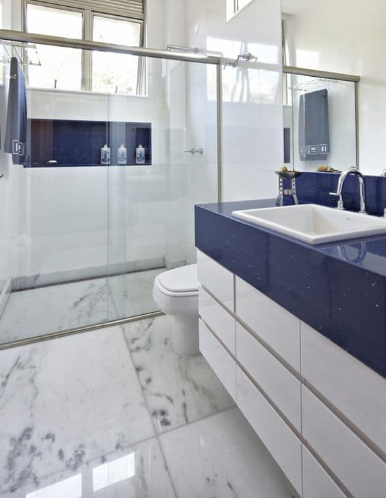 decoração de banheiro branco com bancada em azul marinho