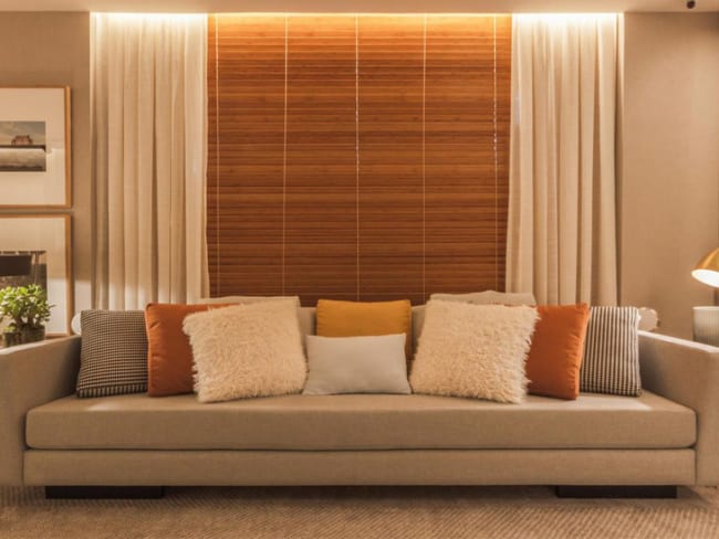 sala com persiana de bambu e sobreposição de cortina de tecido