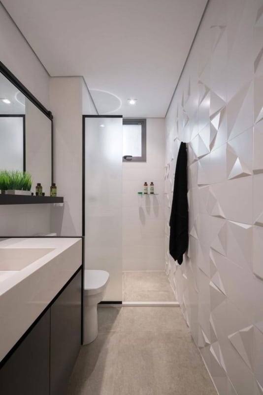 banheiro pequeno e moderno com decoração em branco e preto