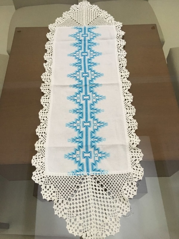 caminho de mesa com vagonite azul claro e barrado de crochê
