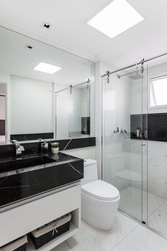 banheiro branco com mármore preto
