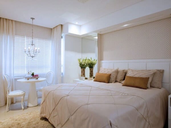 quarto de casal com persiana branca com sobreposição de cortina de tecido