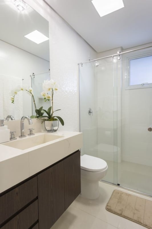 banheiro branco com armário marrom