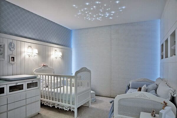quarto de bebê com cortina persiana branca
