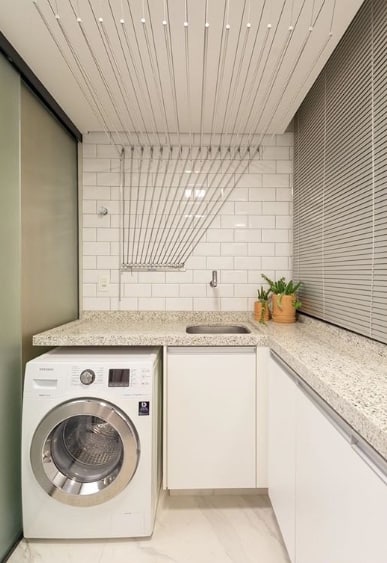 lavanderia com cortina persiana horizontal de alumínio