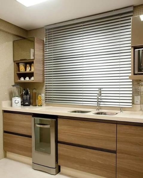 cozinha moderna com persiana de alumínio na janela